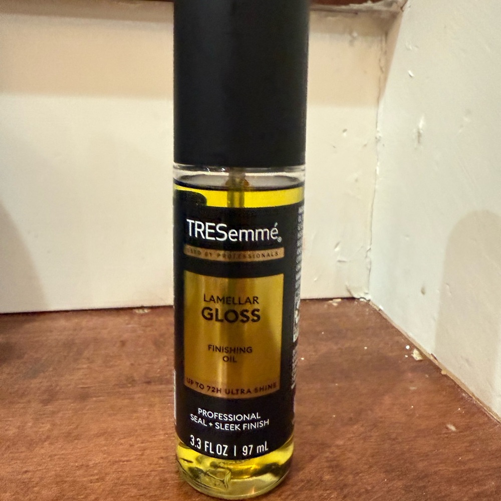 New TRESemmé Lamellar Gloss Finishing Oil Professional seal, sleek finish